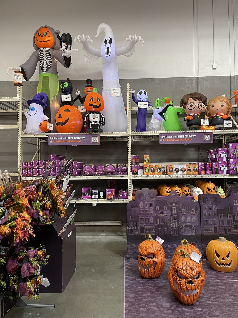 Home Depot interior, Valdosta, Halloween decor 2022 d Flickr