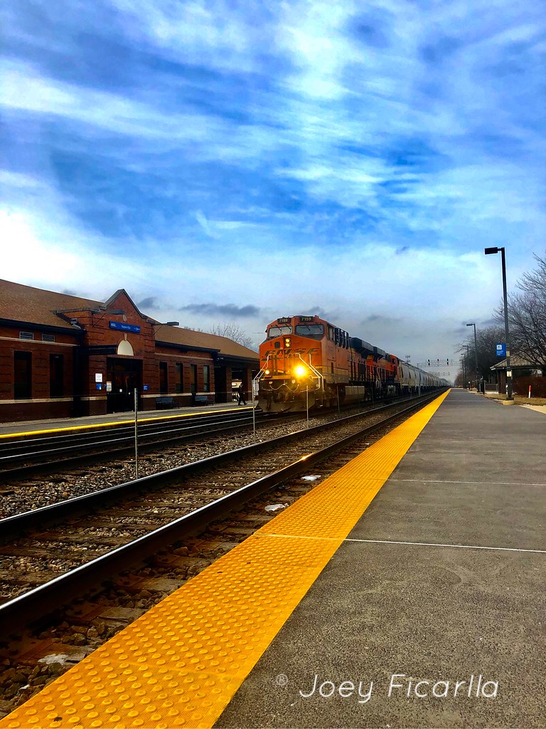 BNSF 7159 passing Naperville train station. Joey Ficarella Flickr