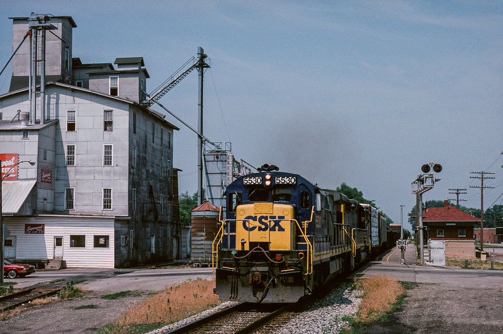 Nappanee An eastbound manifest rolls through Nappanee, IN … Flickr