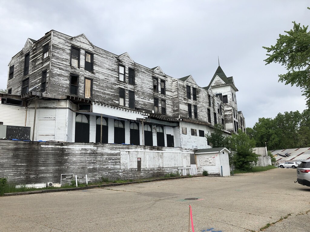 Mineola Hotel, Fox Lake, Illinois Now abandoned, the Mineo… Flickr