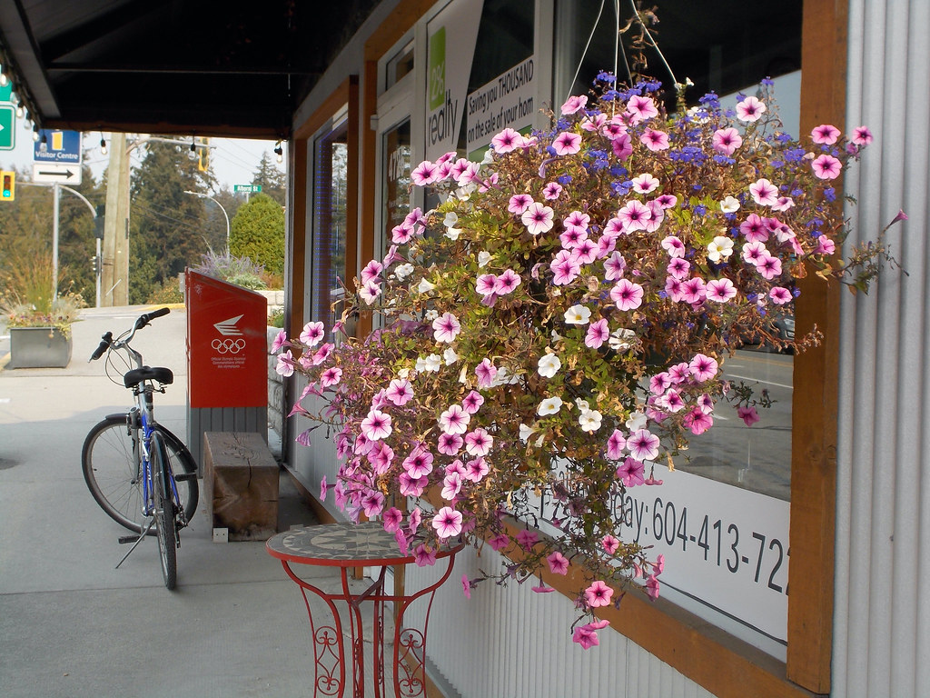 Flowers 2 Realty, Marine Avenue, Powell River, B.C. Nikon… Flickr
