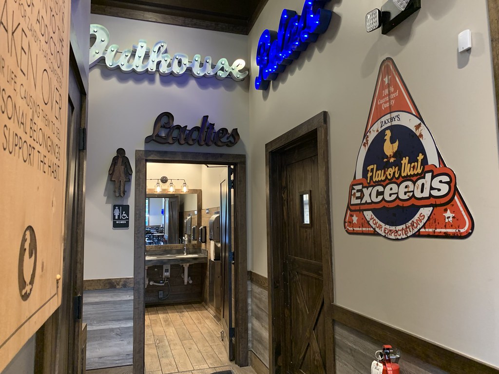 Zaxby's interior Zaxby's (3,847 square feet) 911 Walmart W… Flickr