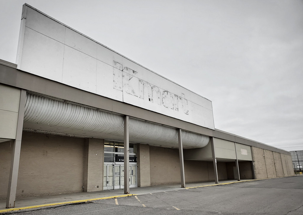Vacant Kmart at 2000 East 10 Mile Rd Warren, MI A once v… Flickr