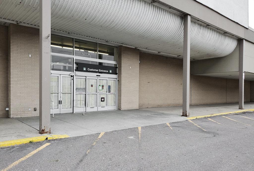 Vacant Kmart at 2000 East 10 Mile Rd Warren, MI A once v… Flickr