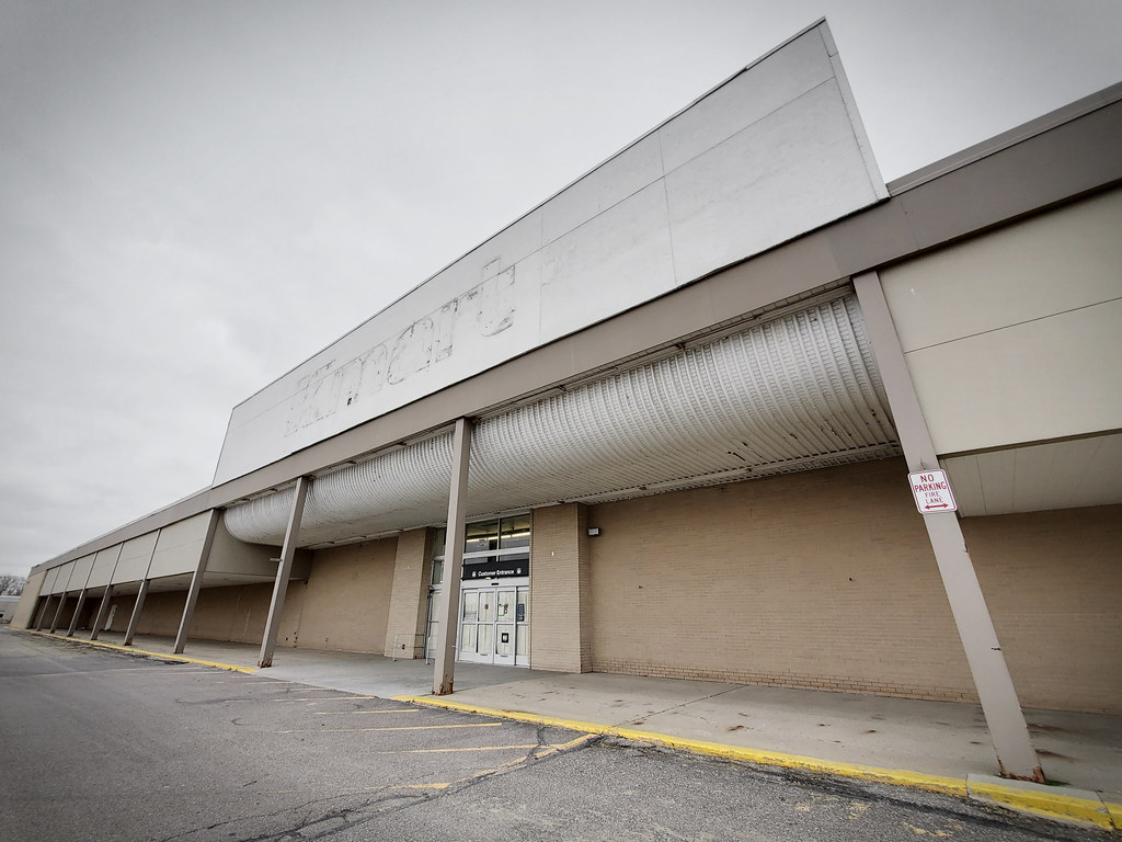 Vacant Kmart at 2000 East 10 Mile Rd Warren, MI A once v… Flickr