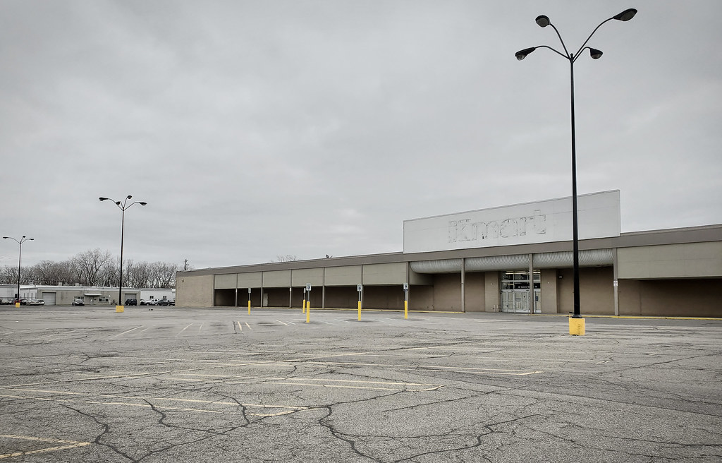 Vacant Kmart at 2000 East 10 Mile Rd Warren, MI A once v… Flickr