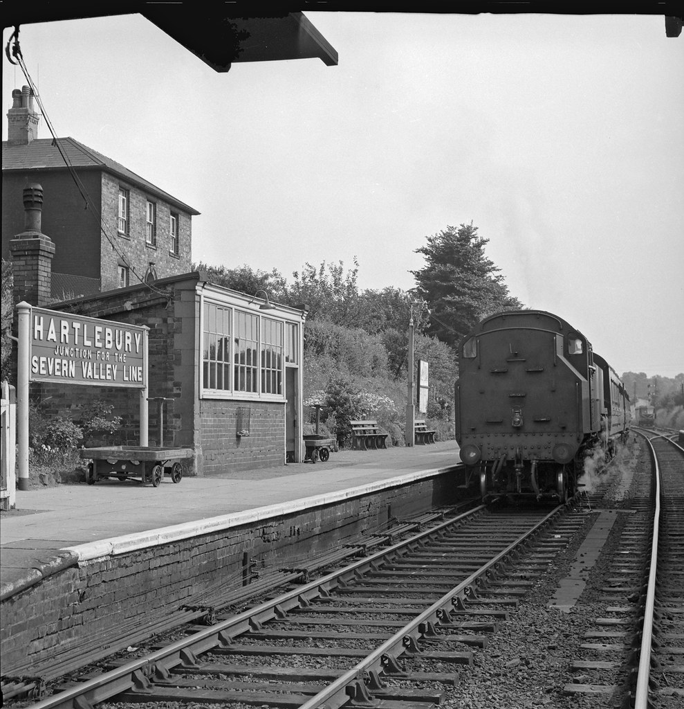 Old and new at Hartlebury (pjs,1298) 82009 was only 7 year… Flickr