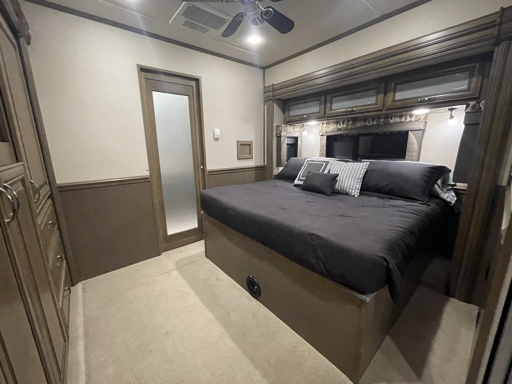 2017 Haulmark Triple Slide Bunk Motorhome 600HP Volvo Flickr
