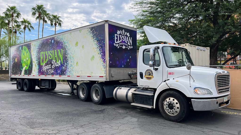 Hensley Beverage Company Freightliner M2112 0031 with Tra… Flickr