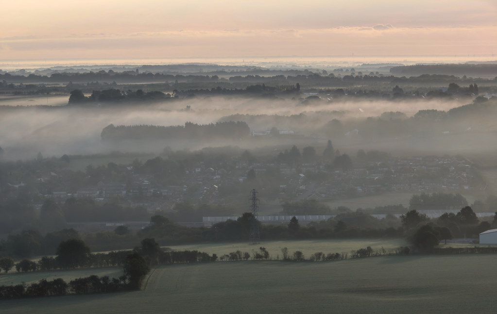 Mist rolling across Somerby Hill Grantham at sunrise on Se… Flickr