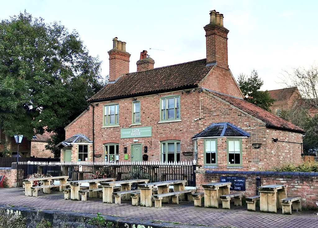 Lock House Cafe, Town Lock, Newark The Town House is a sma… Flickr