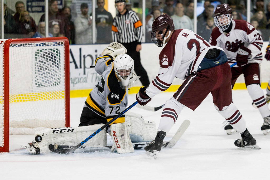 Montana vs. Idaho The Montana Grizzlies hockey team return… Flickr