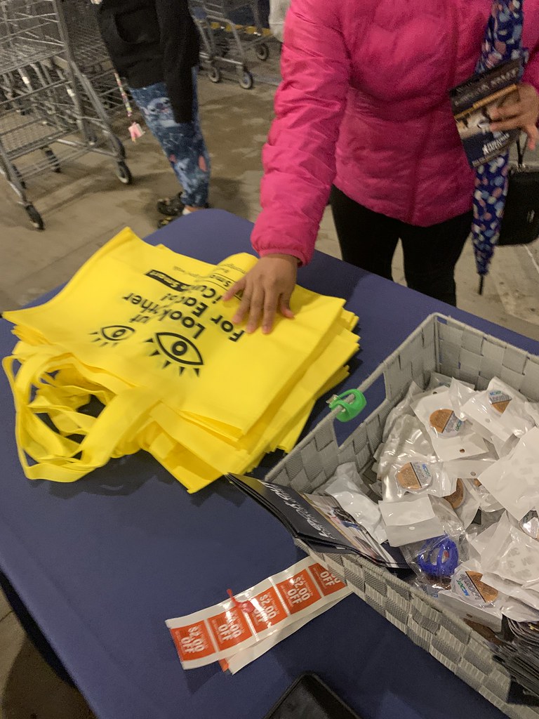 Ped Safety Outreach Giant (Gaithersburg) MCDOT greeted sh… Flickr