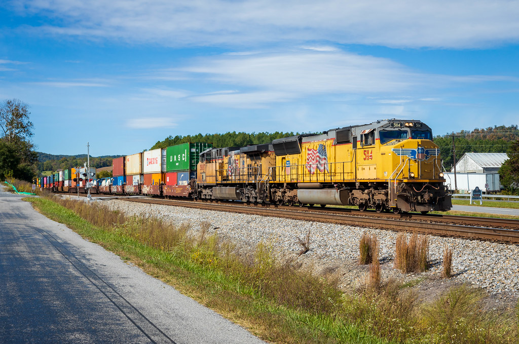 NS i71. Elliston, VA. A veteran Union Pacific SD70M is in … Flickr