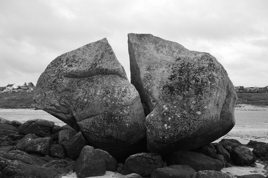 Split Rock Split rock on the beach at Fionnphort on the is… Flickr