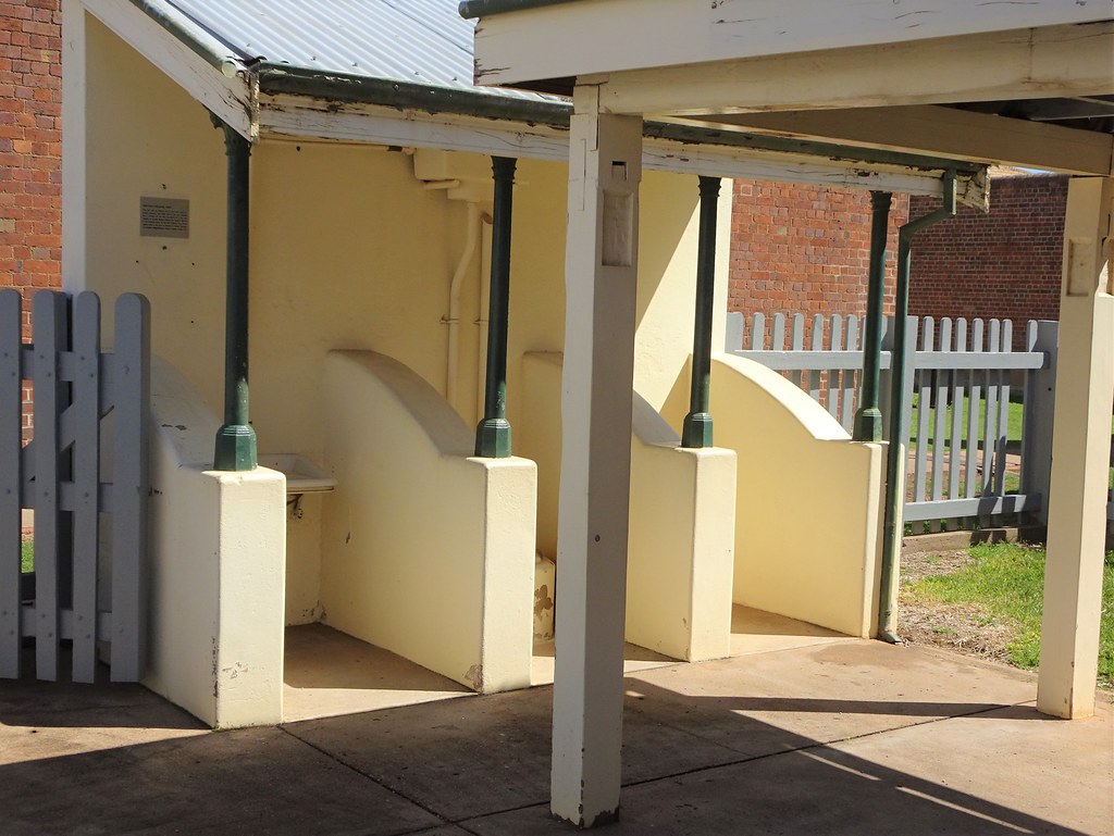 Dubbo. Old Dubbo Gaol. Outdoor toilet and wash basins . Flickr