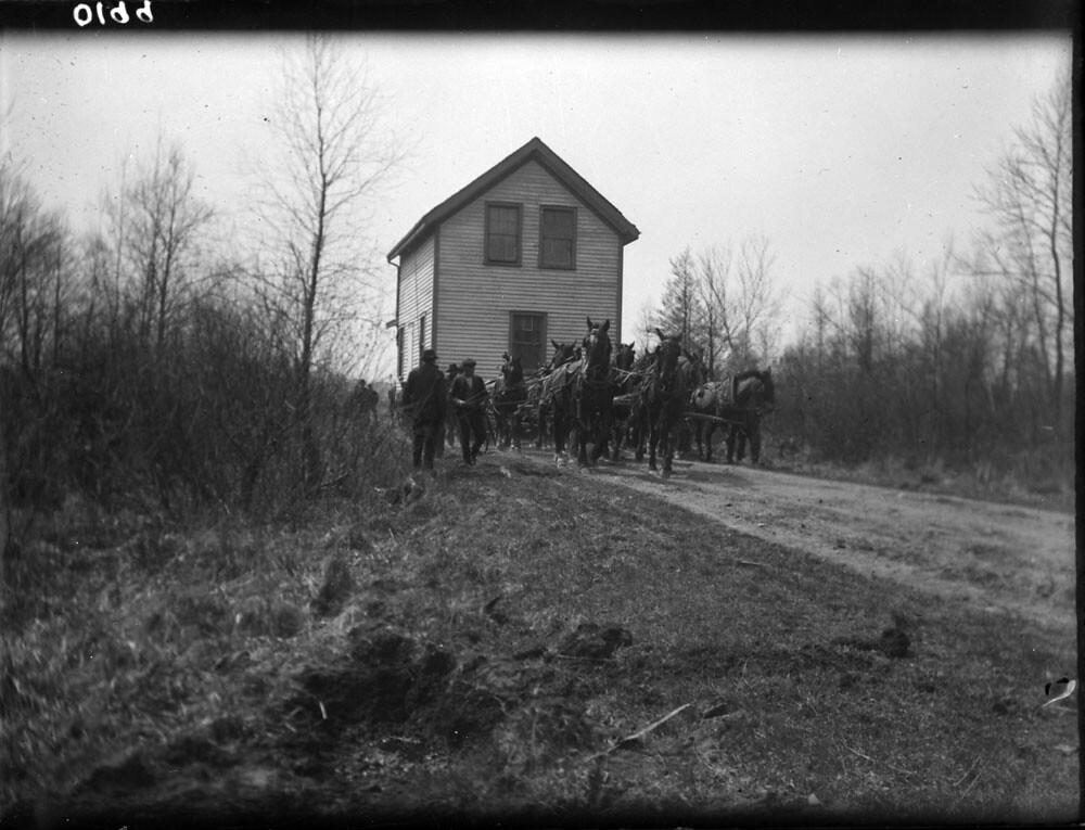 Moving a house, Point Edward, Ontario / Déplacement d’une … Flickr