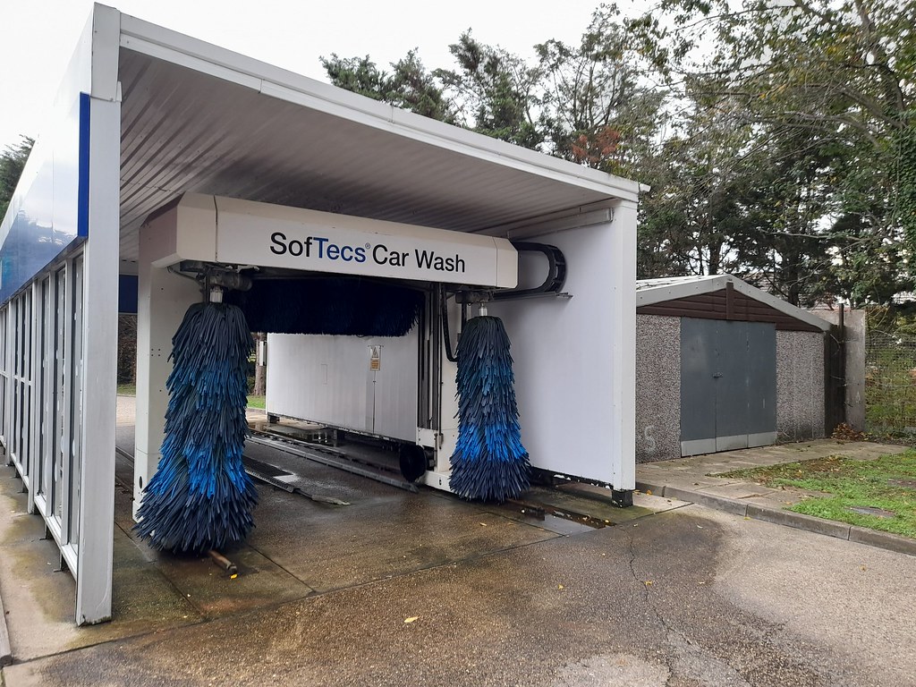 BP car wash, Harold Wood A babysized Washtec Easywash with… Flickr