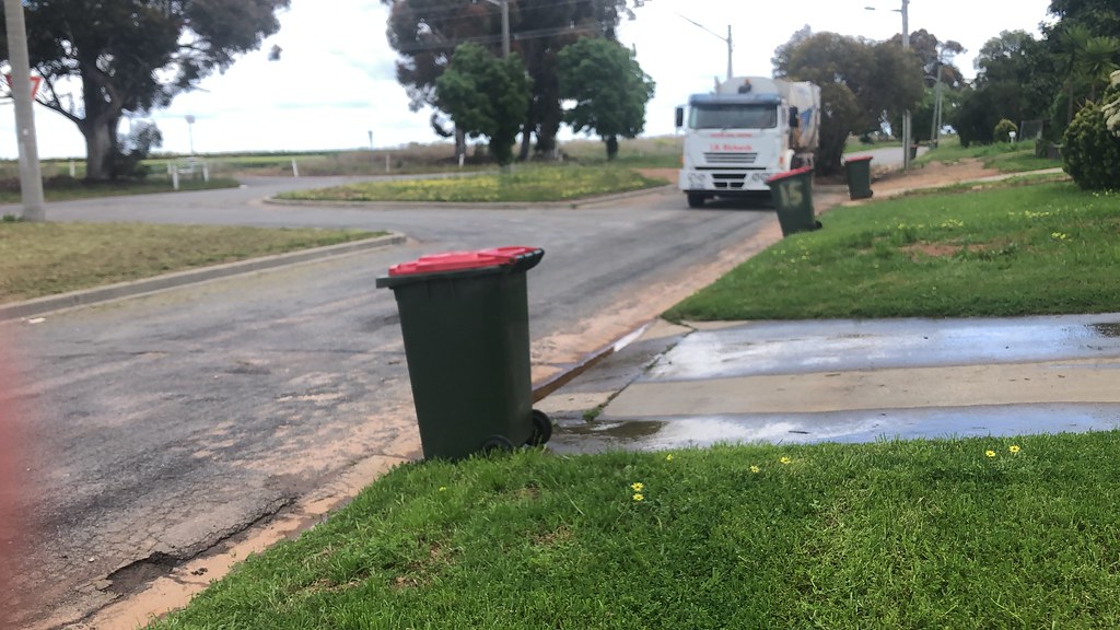 Leeton and Griffith garbage and recycling trucks 657,1149,… Flickr