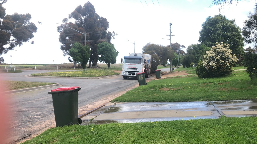 Leeton and Griffith garbage and recycling trucks 657,1149,… Flickr