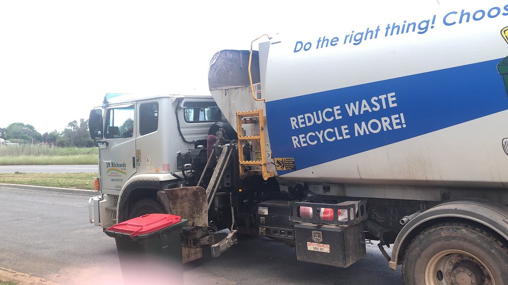 Leeton and Griffith garbage and recycling trucks 657,1149,… Flickr