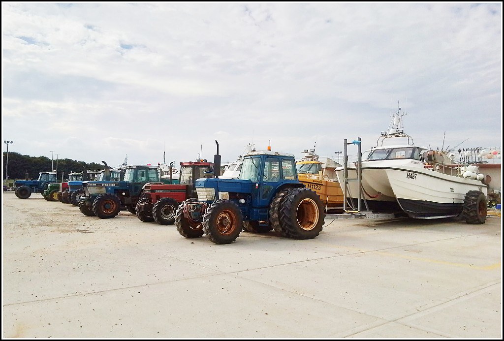 Beach Tractors .. Ex Agricultural Tractors now used by Hor… Flickr