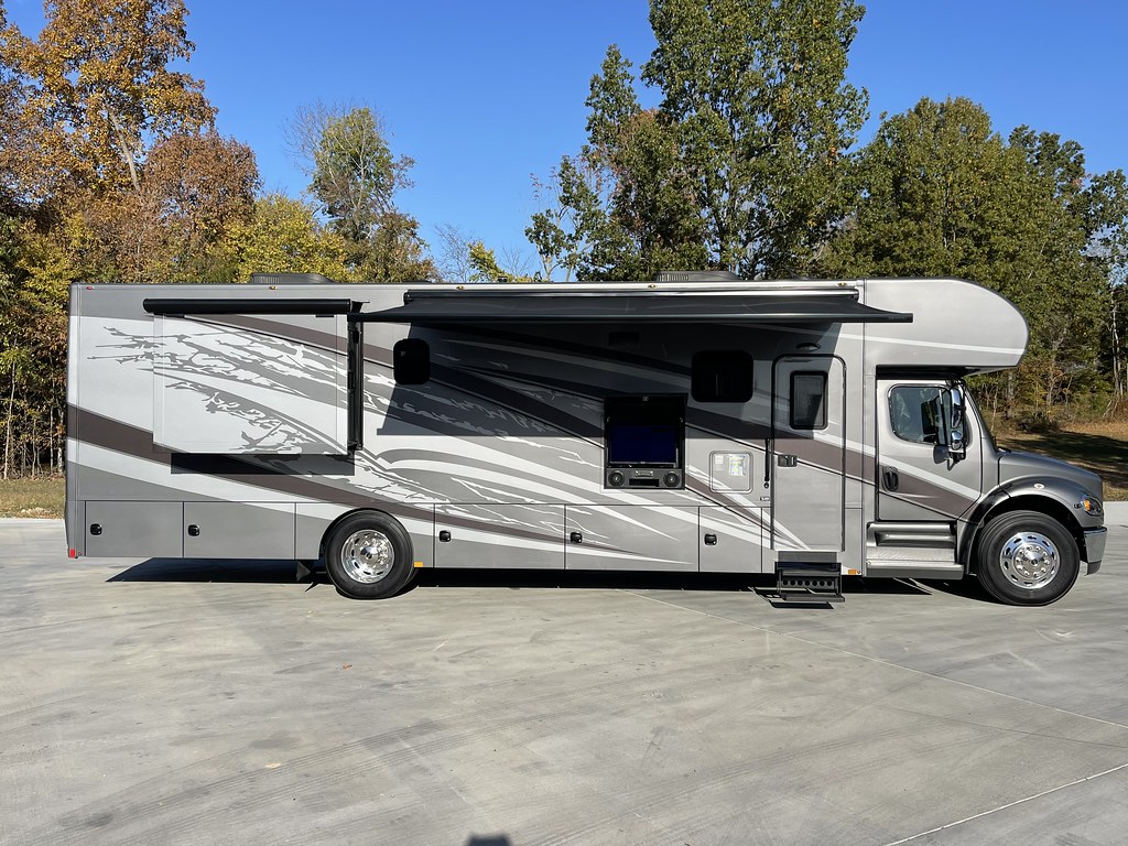 2020 Renegade Valencia 38RB Two Slides 360HP Cummins Bath … Flickr