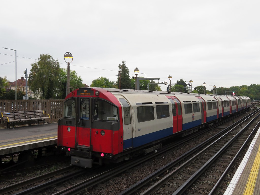 Rayners Lane Station portemolitor Flickr