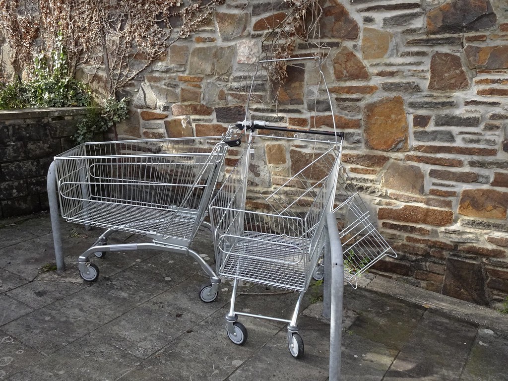 Farm Foods Trolleys, Osborne Road, Pontypool 18 October 20… Flickr