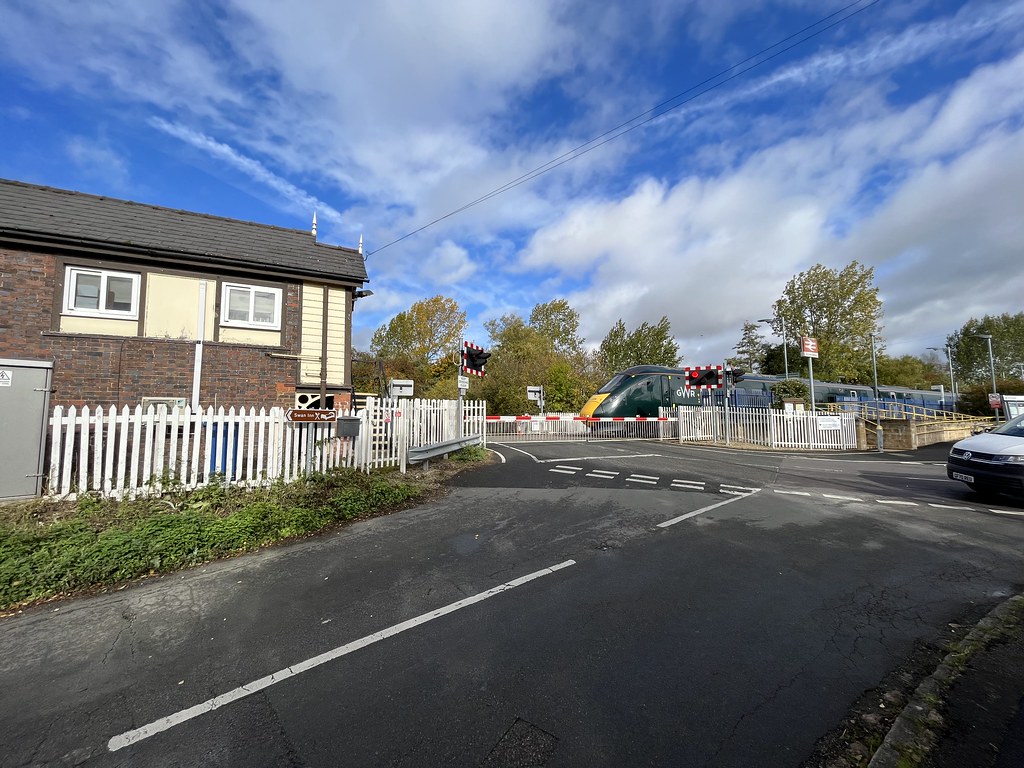 AscotunderWychwood Railway Station Graham Benbow Flickr