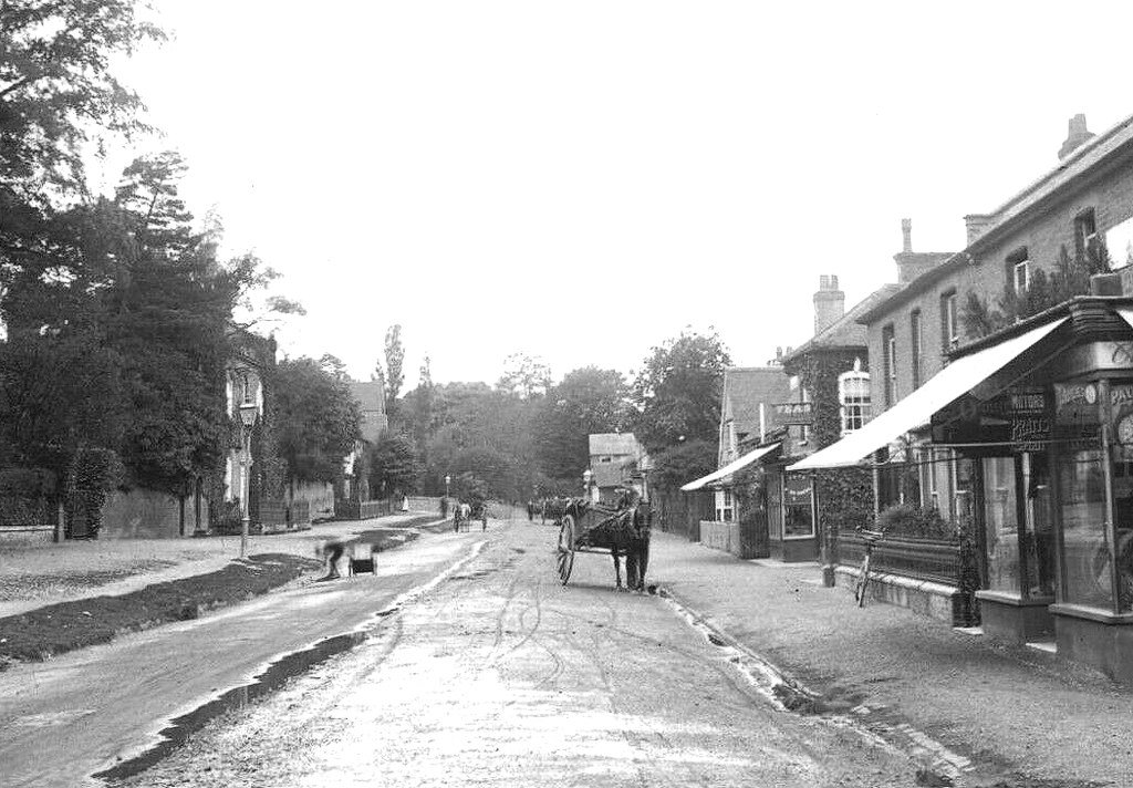 Kings Langley High Street c. 1910. terry trainor Flickr