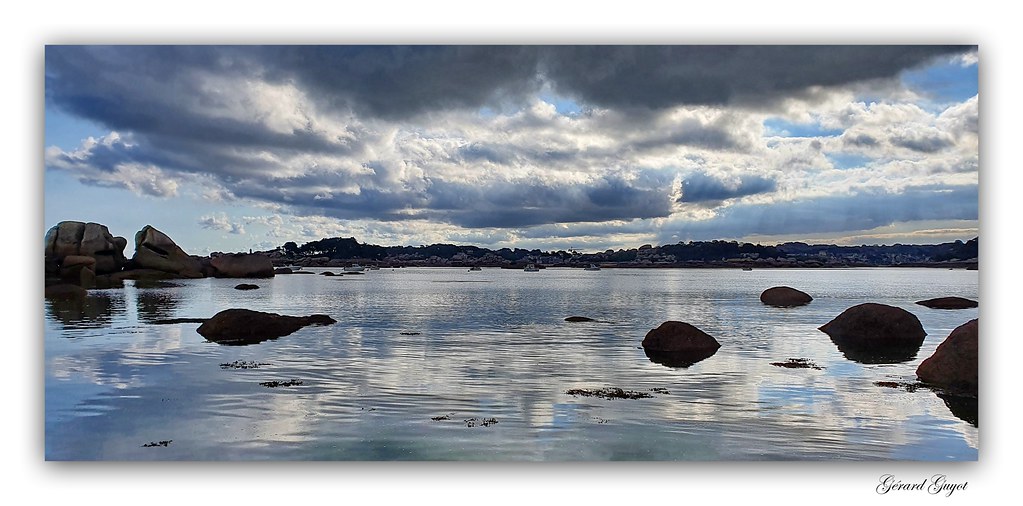 Nuages sur la Baie Baie de SainteAnne à Trégastel en Bret