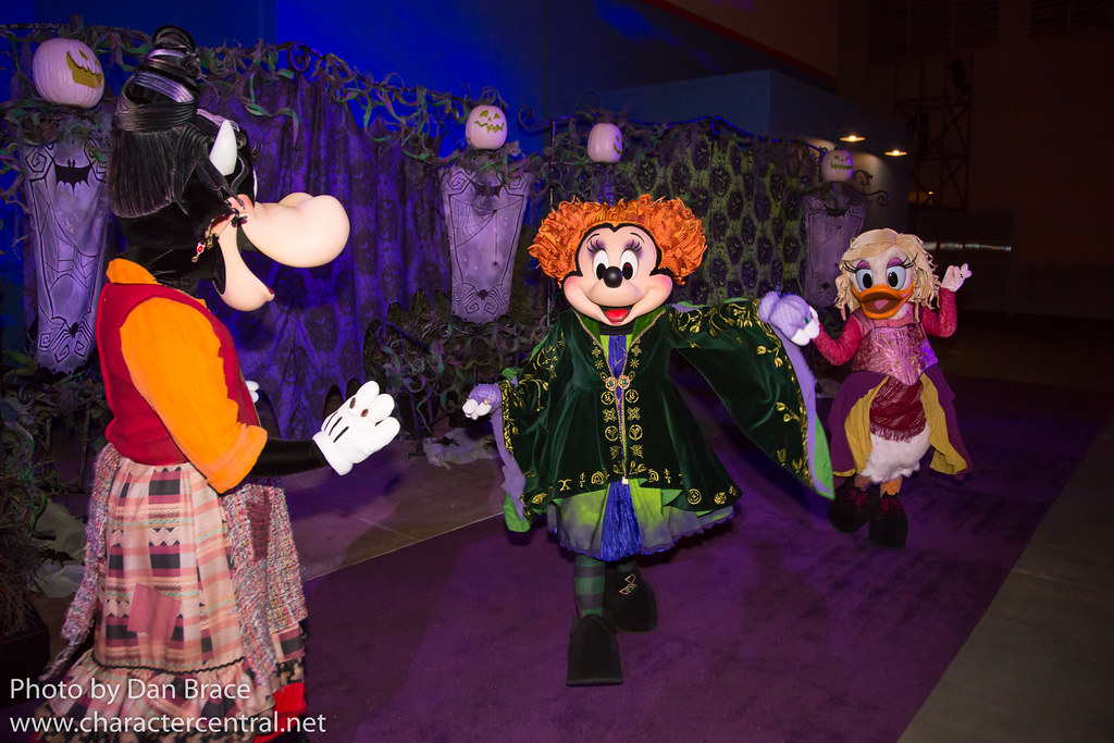 Minnie and Friends dressed as the Sanderson Sisters at Oog… Flickr