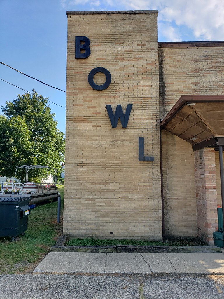 Bowl sign McHenry Recreation Bowling Center McHenry, IL.… Flickr