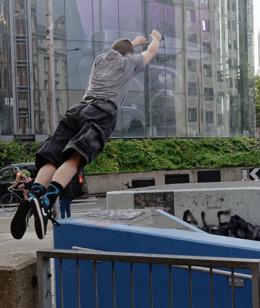 Free Jumper free jumper practicing near Hayward Gallery