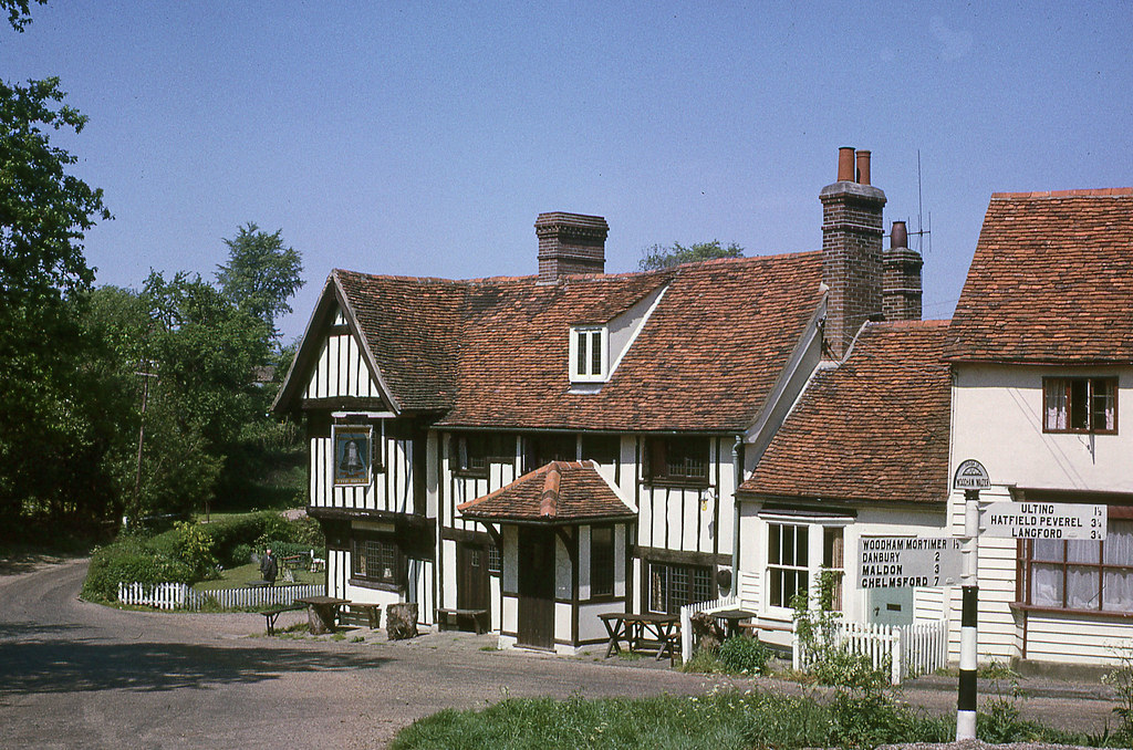 B060 The 'Bell' pub & Signpost nr Woodham Walter,Essex May… Flickr