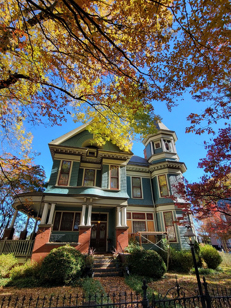 fall color in Garland Hill area of Lynchburg a photo on Flickriver
