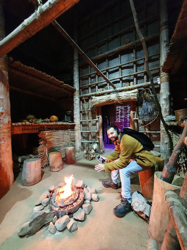 Visite de la maison longue Ekionkiestha ou vivaient jusqu'… Flickr