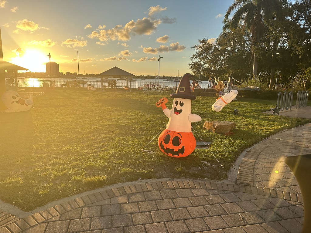 BOOtacular 2022 Friday, 10/30 North Bay VIllage Flickr