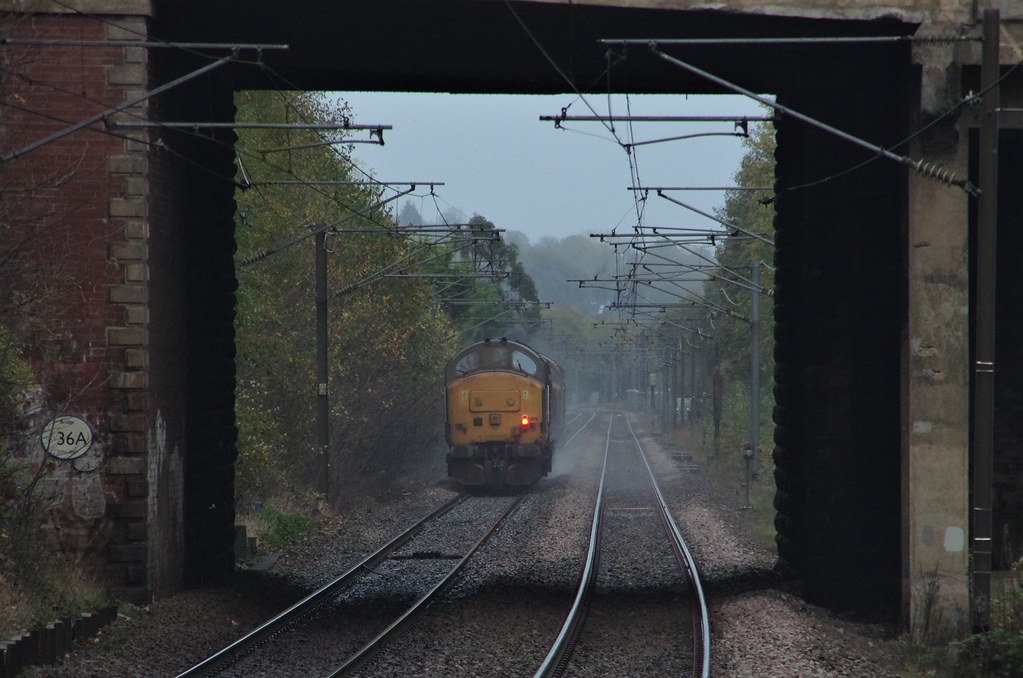 Flying Through Apperley Bridge 3 At full tilt tearing th… Flickr