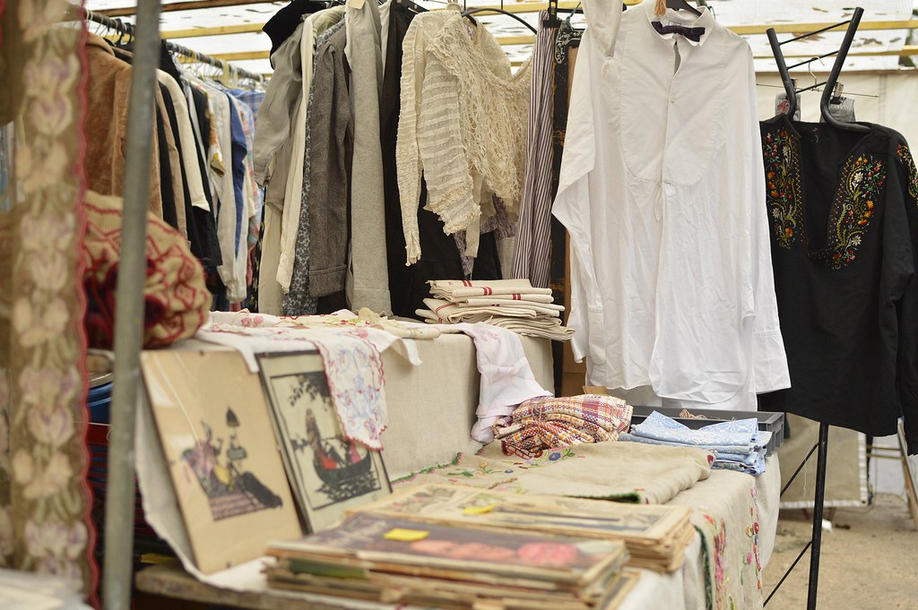 fleamarketVanvesParis Flea Market at Porte de Vanves in… Flickr