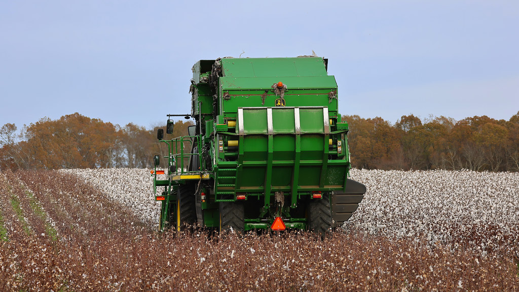 JOHN DEERE COTTON HARVESTER The first harvesters were only… Flickr