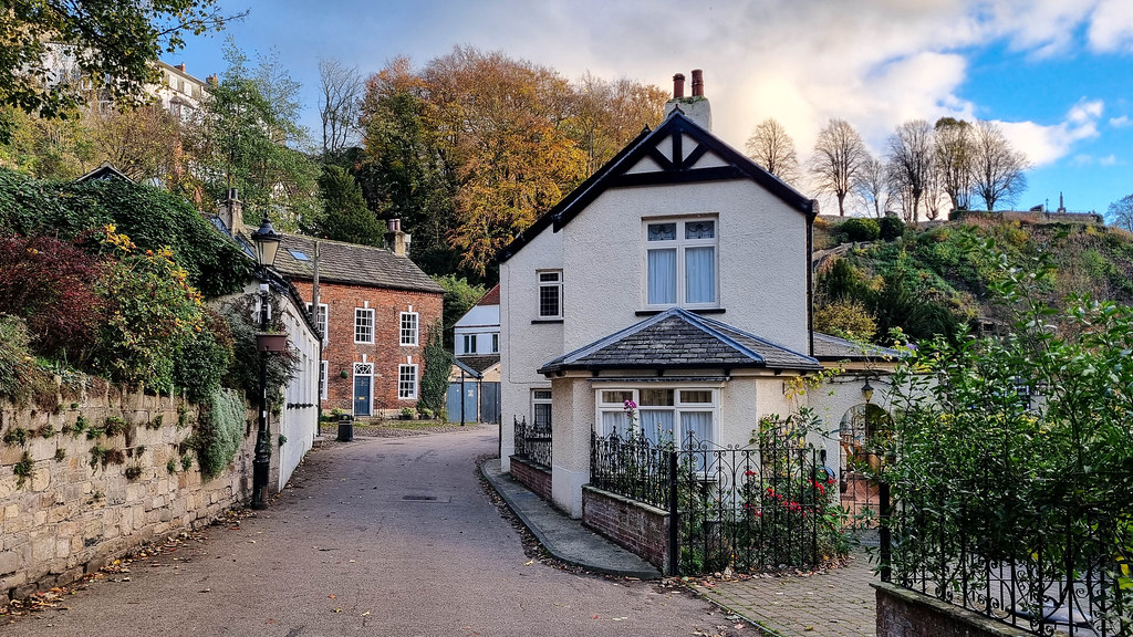 Knaresborough Waterside The quiet road normally busy wit… Flickr