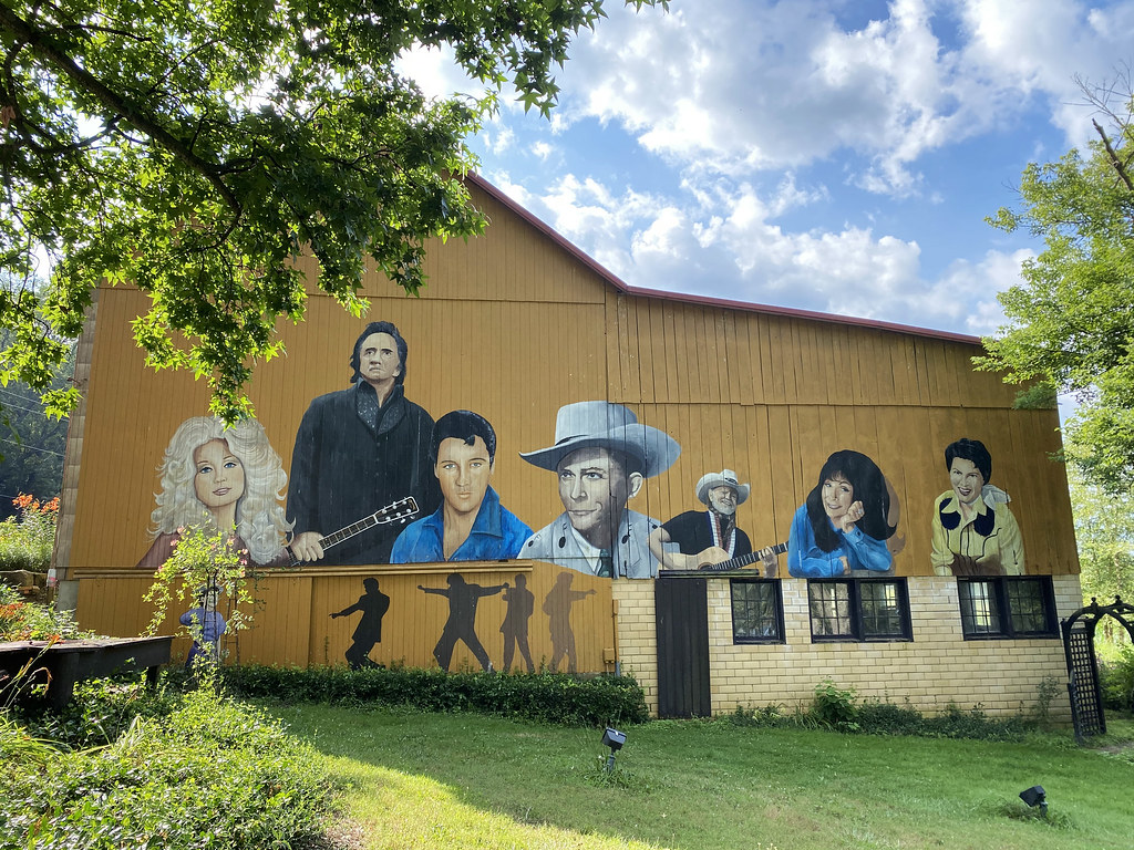 OH Millersburg Mural 4 Mural at the Legends Of Music Bar… Flickr