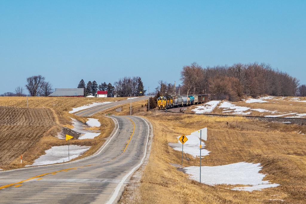 Newburg UP LNM34 rounds a curve near Newburg, Iowa on the … Flickr