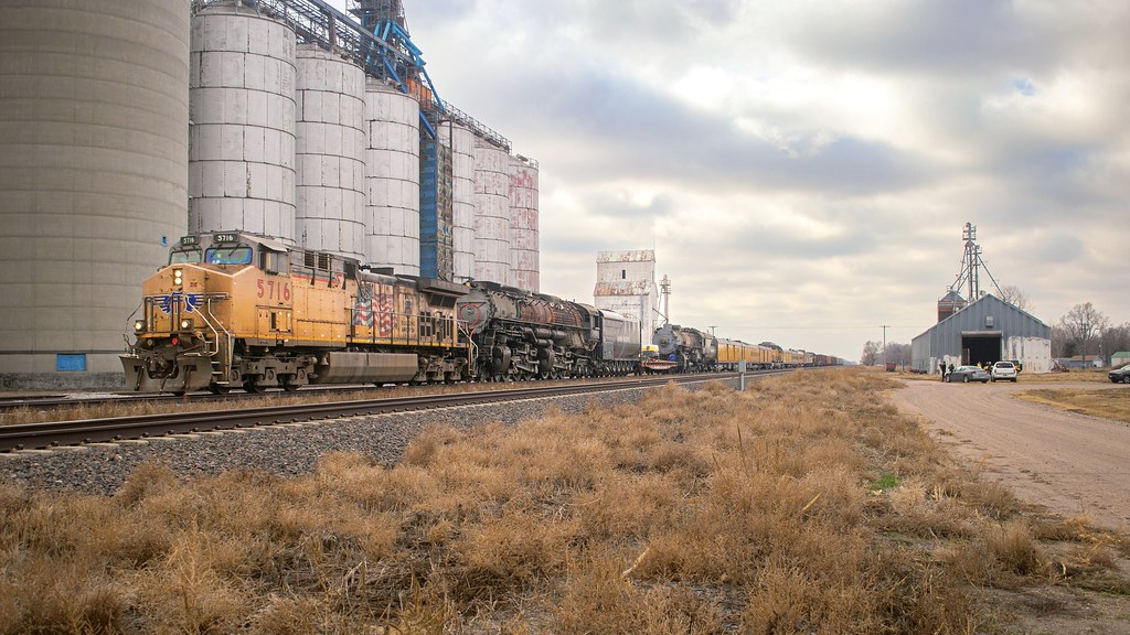 UP 5716 East Chapman, Nebraska After a brief stop waitin… Flickr