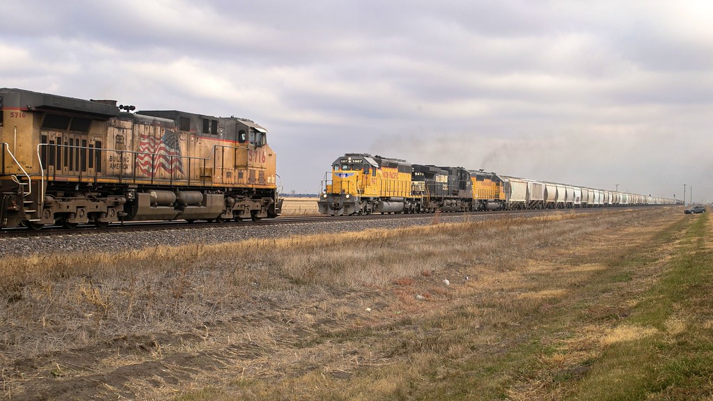 UP 1907 West/UP 5716 East Chapman, Nebraska The LCOCO m… Flickr