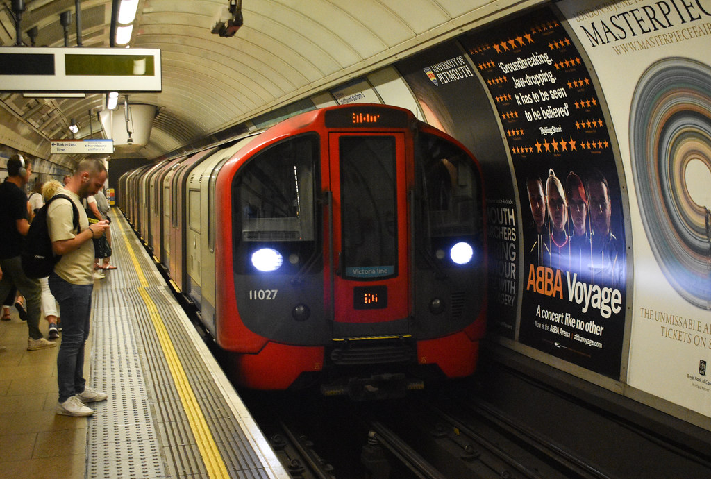 Victoria Line Victoria Line 2009 tube stock arriving at Ox… Flickr