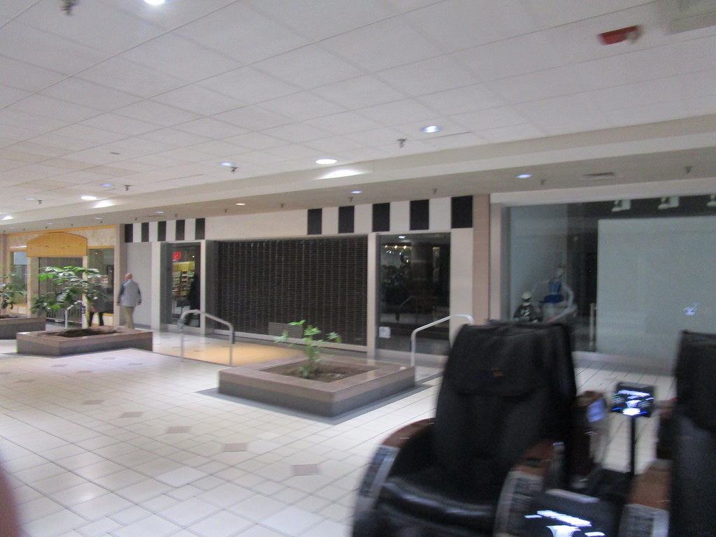 Colonial Park Mall Harrisburg, PA. April 2022. … Flickr