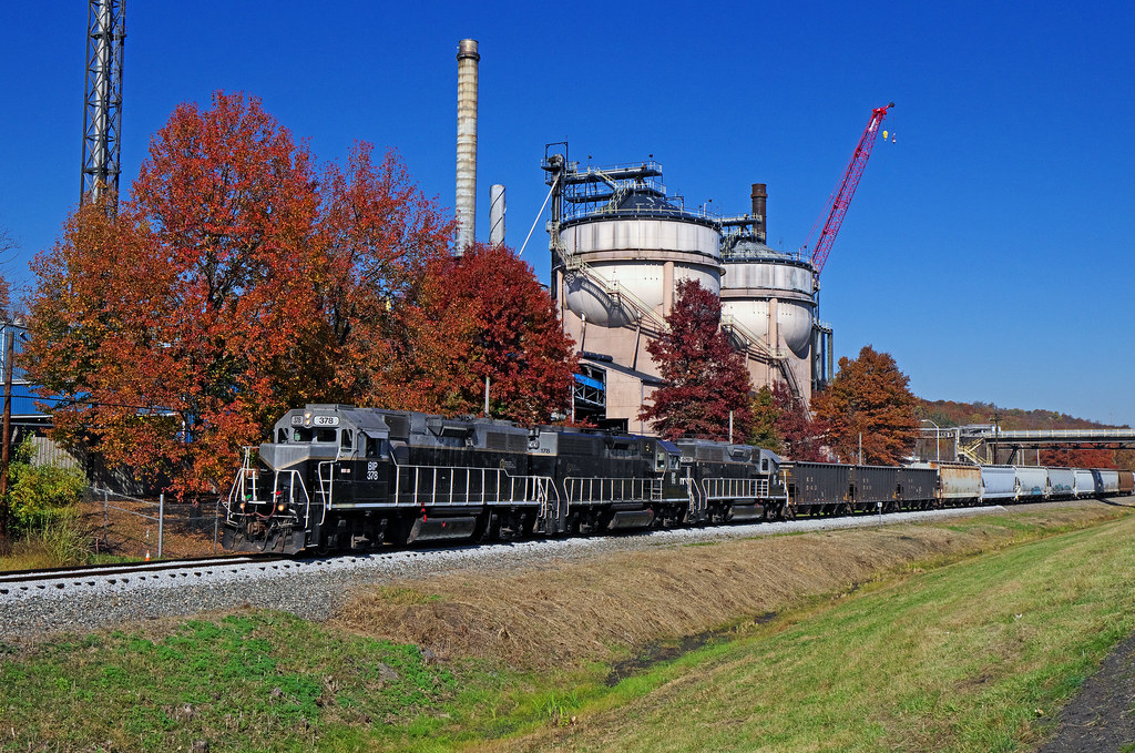 BIP 578 passing carbon plant, Belpre, Ohio_ Belpre Parkers… Flickr